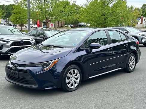 Used 2025 Toyota Corolla LE FWD image 2