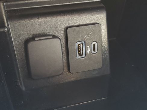 Used 2022 Ford Explorer XLT w/ Equipment Group 202A image 10