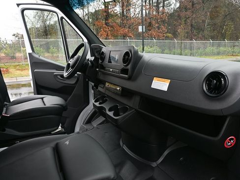 Used 2024 Mercedes-Benz Sprinter 2500 image 18
