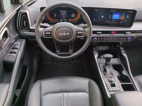 Used 2024 Kia Sorento S image 16