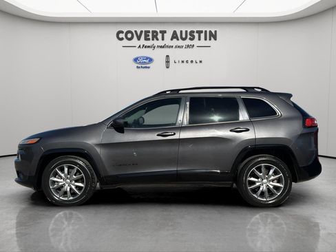 Used 2018 Jeep Cherokee Latitude FWD image 1