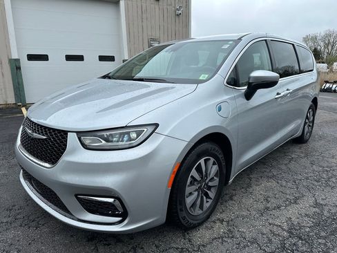 Certified 2023 Chrysler Pacifica Touring-L FWD image 11