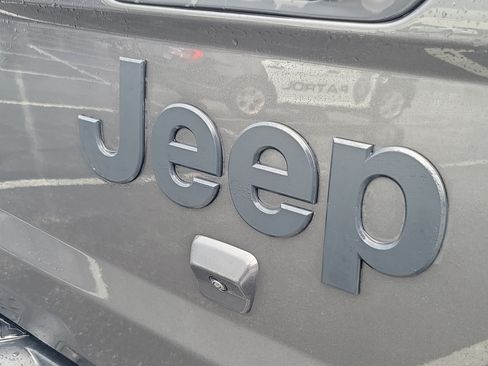 Used 2022 Jeep Gladiator Sport AWD/4WD image 7