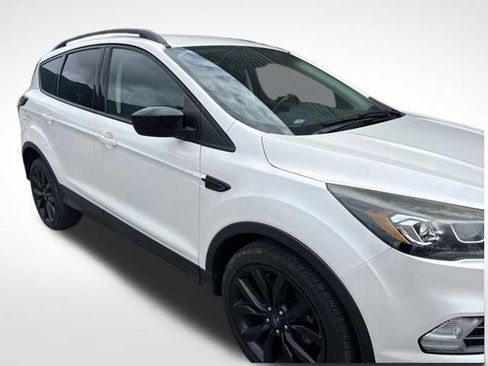 Used 2017 Ford Escape SE w/ SE Sport Appearance Package FWD image 8