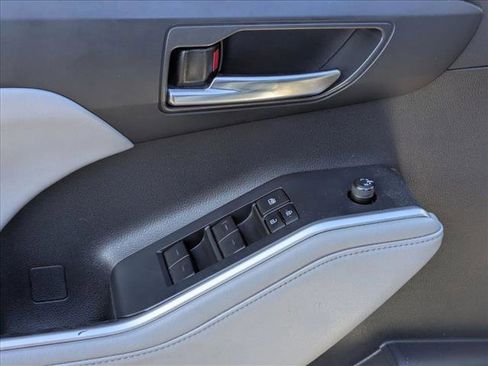 Used 2022 Toyota Highlander XLE AWD/4WD image 2