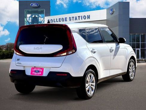 Used 2022 Kia Soul LX image 4
