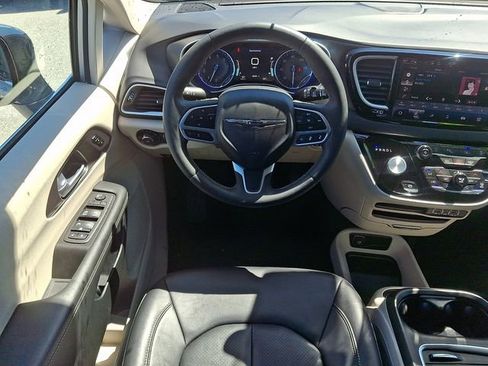 Used 2024 Chrysler Pacifica Touring-L FWD image 12