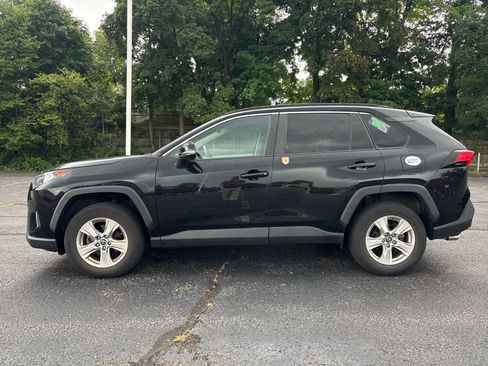 Used 2020 Toyota RAV4 XLE w/ Convenience Package FWD image 3