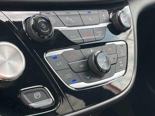 Used 2025 Chrysler Pacifica Select FWD image 24