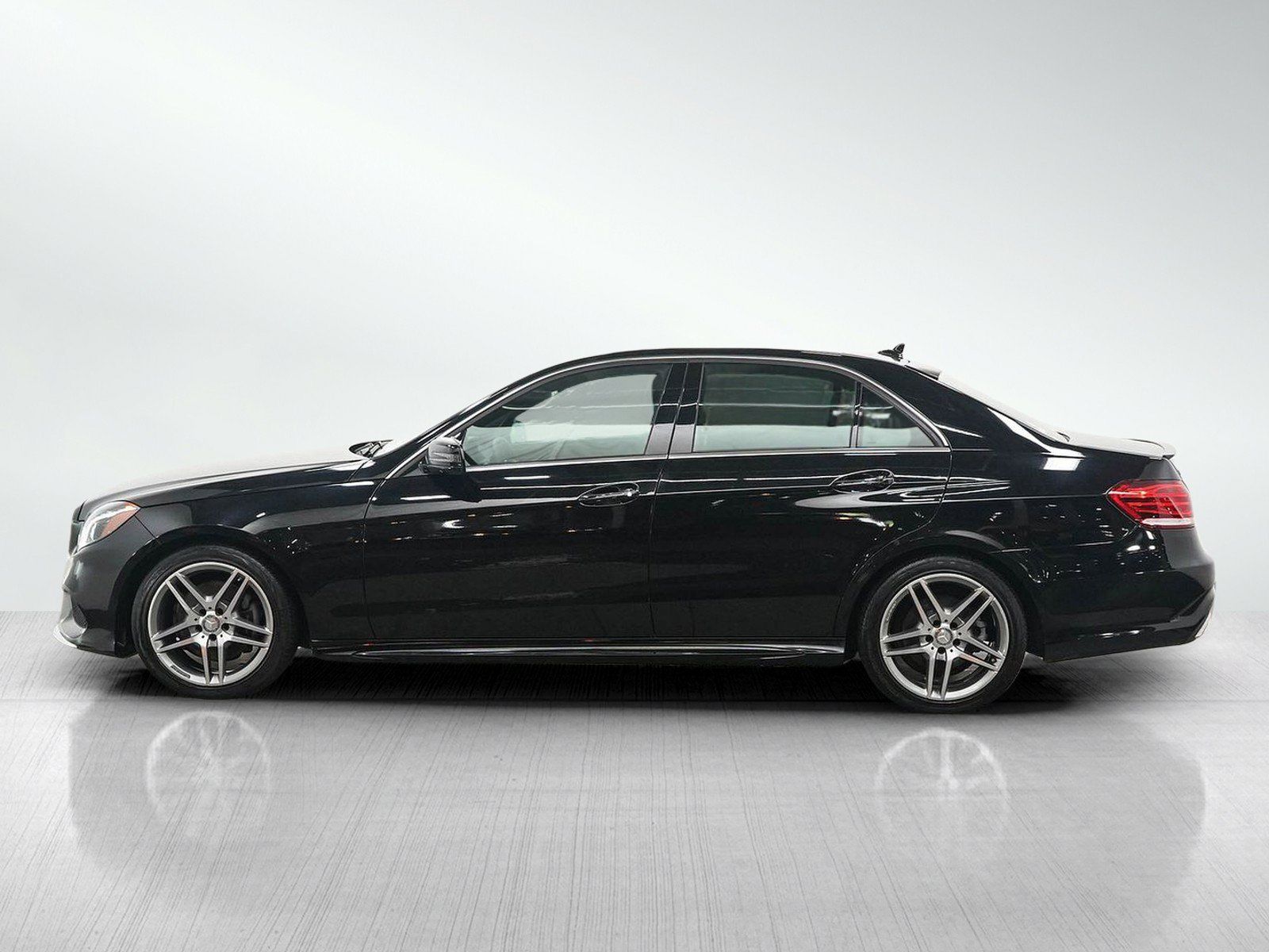 Used 2016 Mercedes-Benz E 350 4MATIC Sedan image 2