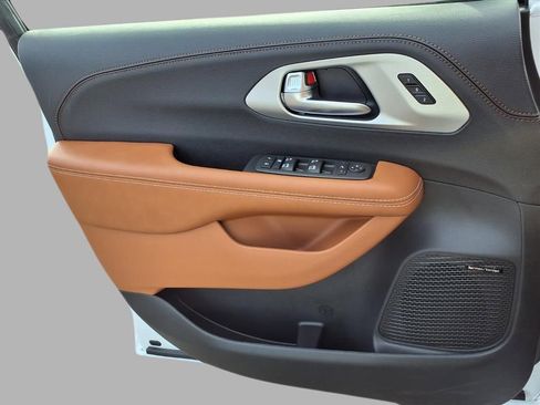 New 2026 Chrysler Pacifica Pinnacle image 15