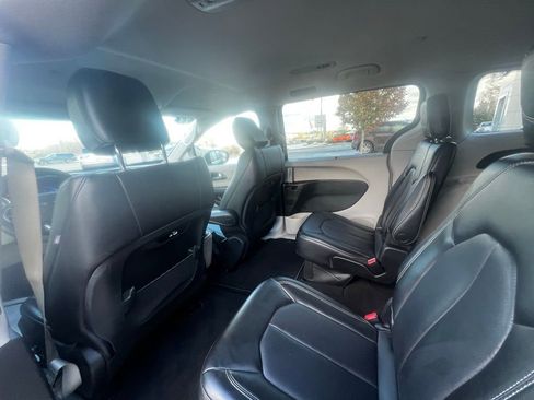 Used 2023 Chrysler Pacifica Touring-L FWD image 19