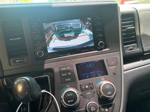 Used 2020 Toyota Sienna SE Premium image 13