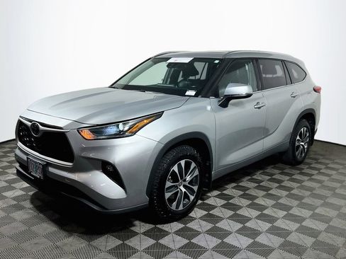 Certified 2021 Toyota Highlander XLE AWD/4WD image 3