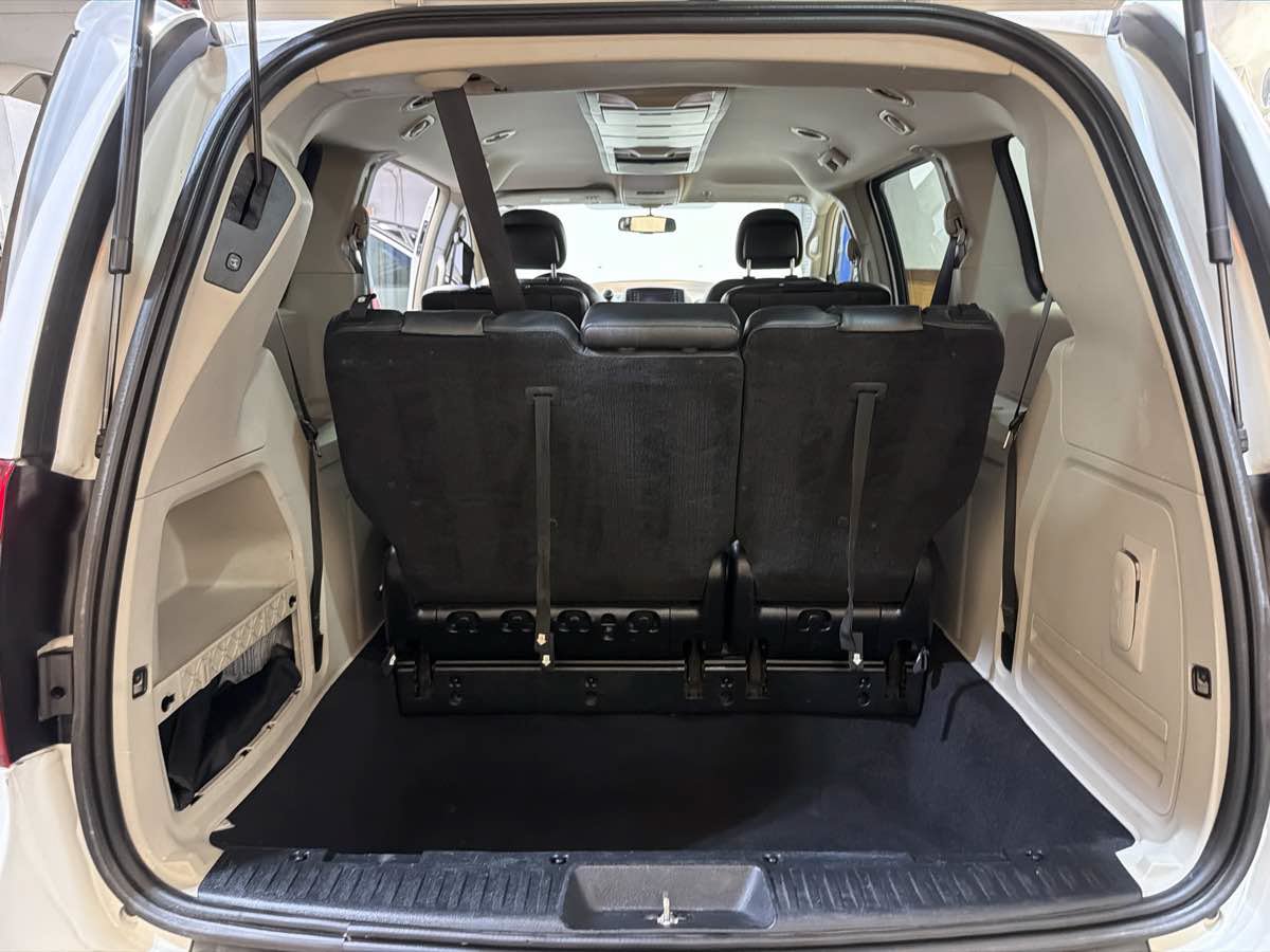 Used 2014 Chrysler Town & Country Touring FWD image 14