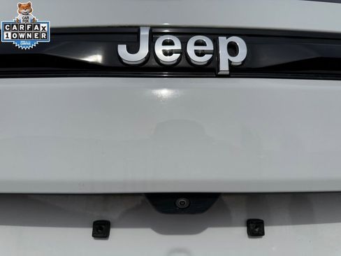 Used 2023 Jeep Grand Cherokee Laredo image 17