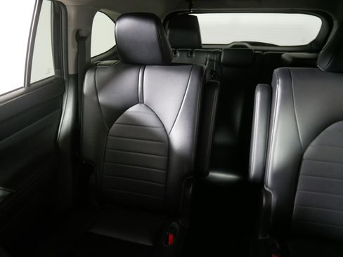 Used 2021 Toyota Highlander XLE image 12