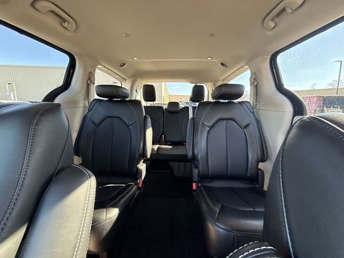 Used 2024 Chrysler Pacifica Touring-L FWD image 20