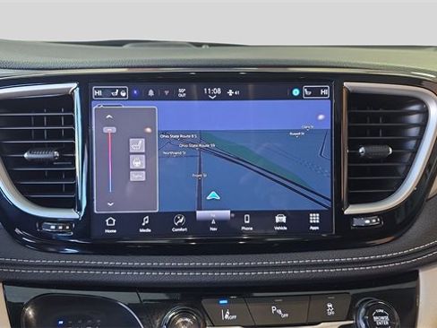 Used 2024 Chrysler Pacifica Select image 23