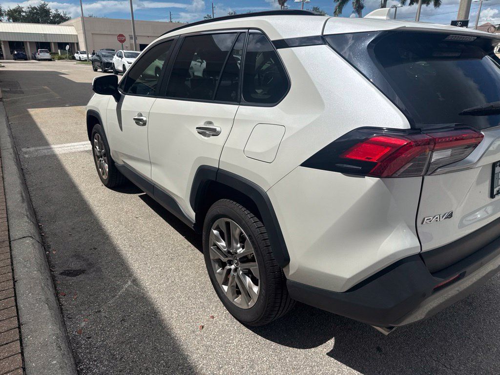 Used 2019 Toyota RAV4 Limited w/ Cold Weather Package FWD image 7