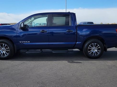 Used 2022 Nissan Titan SV w/ SV Convenience Package image 2