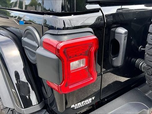 Used 2025 Jeep Wrangler Unlimited Rubicon AWD/4WD image 19