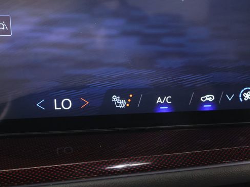 Used 2024 Chevrolet Traverse Z71 w/ Enhanced Driving Package image 7