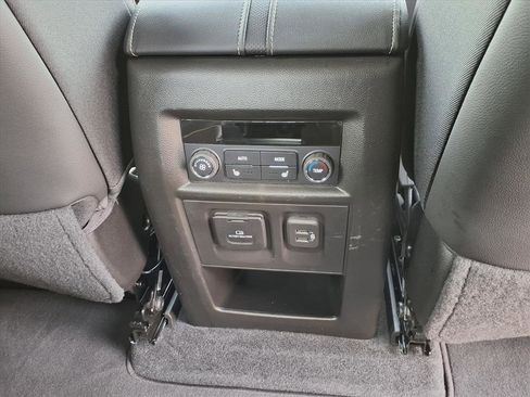 Used 2023 Chevrolet Traverse Premier image 14