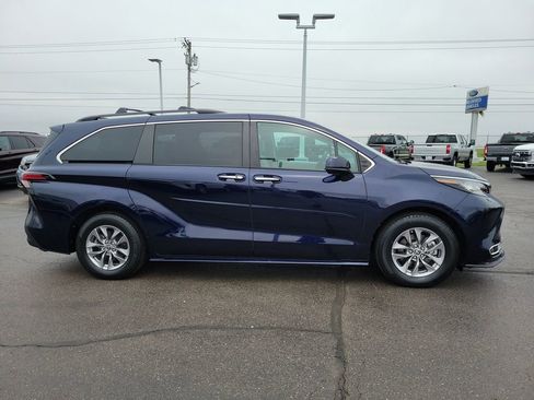 Used 2022 Toyota Sienna XLE image 3