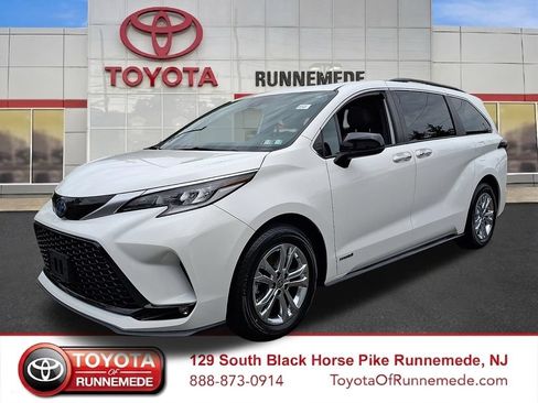 Certified 2021 Toyota Sienna XSE w/ XSE Plus Package AWD/4WD image 3