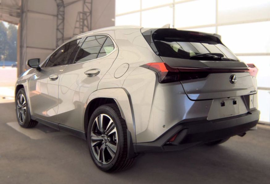 Used 2022 Lexus UX 200 w/ Premium Package FWD image 4