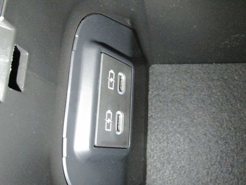 Used 2025 Toyota RAV4 Limited image 35