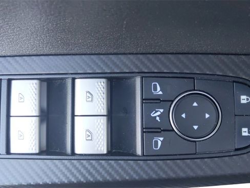 Used 2023 Mitsubishi Outlander SE image 16