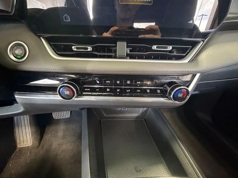 Used 2025 Chevrolet Equinox LT w/ Convenience Package II FWD image 32