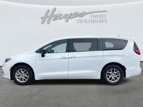 Certified 2025 Chrysler Pacifica Select image 9