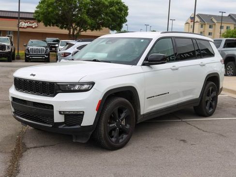 Used 2022 Jeep Grand Cherokee L Limited w/ Black Appearance Package AWD/4WD image 3
