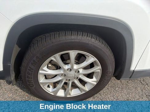 Used 2019 Jeep Cherokee Latitude w/ Cold Weather Group FWD image 16