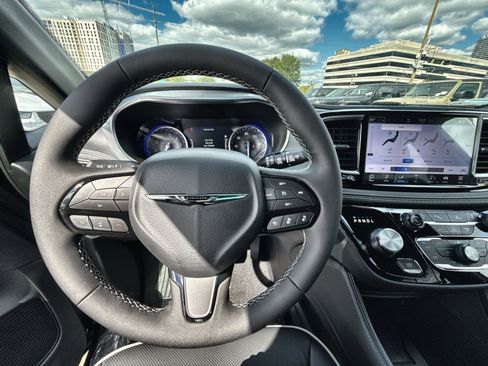 New 2026 Chrysler Pacifica Limited w/ S Appearance Package image 16