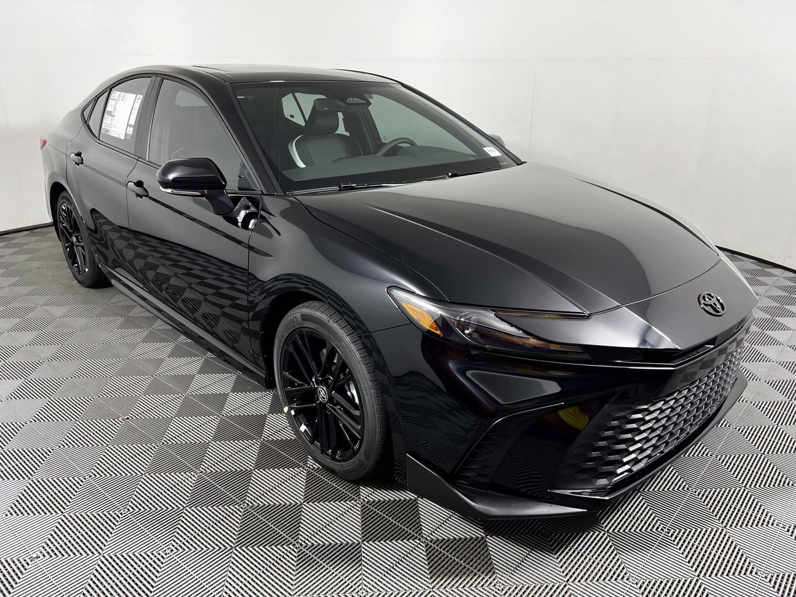 Used 2025 Toyota Camry SE FWD image 4