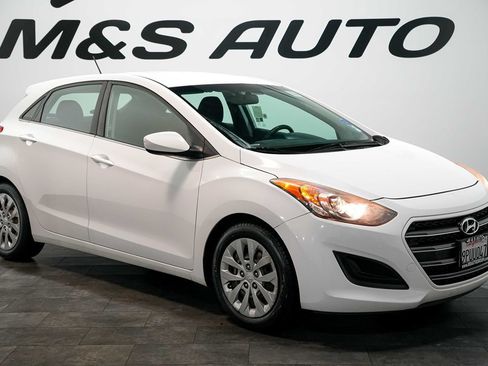 Used 2017 Hyundai Elantra GT FWD image 6