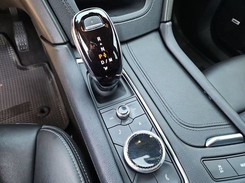Used 2022 Cadillac XT6 Premium Luxury w/ Technology Package FWD image 15