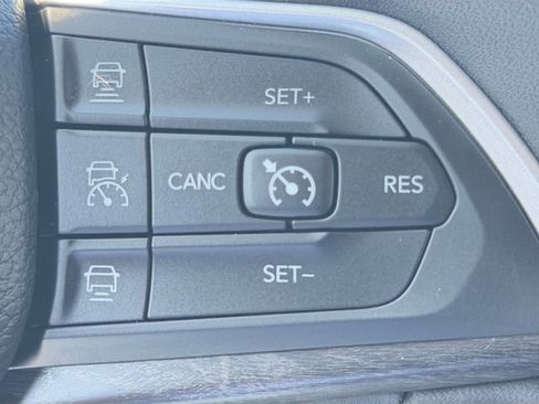 Used 2023 Jeep Grand Cherokee L Limited AWD/4WD image 25