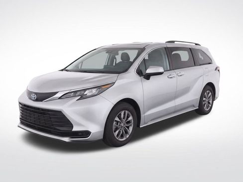 Used 2024 Toyota Sienna LE w/ LE Plus Package FWD image 2