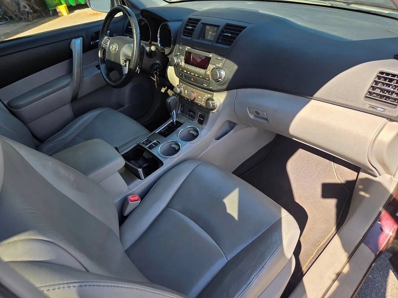 Used 2012 Toyota Highlander SE w/ Tow Pkg AWD/4WD image 40