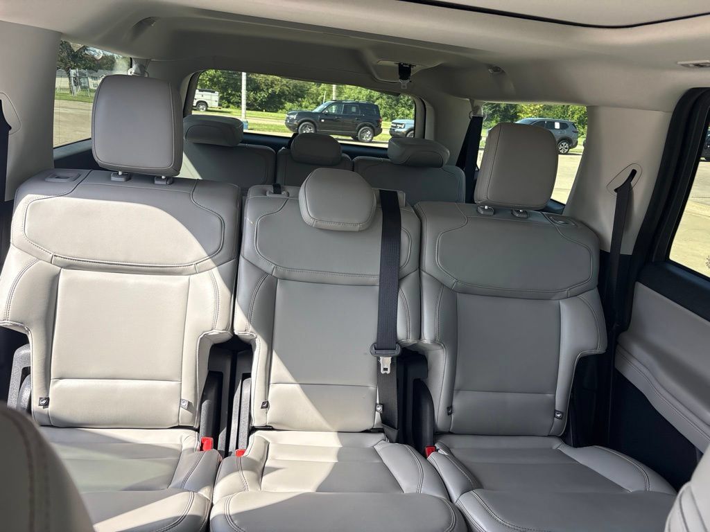 Used 2025 Ford Expedition Max Active AWD/4WD image 9