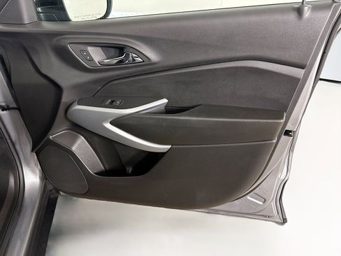 Used 2024 Chevrolet Trax RS FWD image 30