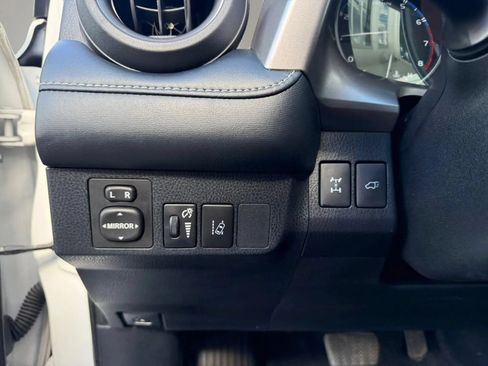 Used 2018 Toyota RAV4 XLE AWD/4WD image 16