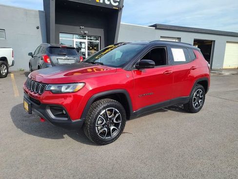Used 2025 Jeep Compass Trailhawk AWD/4WD image 2