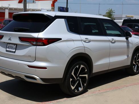 Used 2023 Mitsubishi Outlander SE FWD image 5