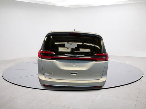 Certified 2024 Chrysler Pacifica Limited FWD image 5
